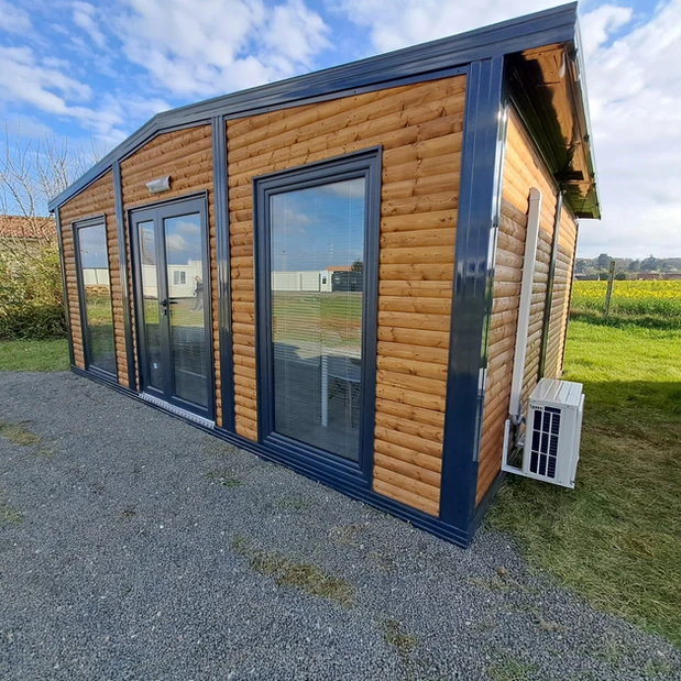 3c2830_359acf0bf5964b1b8.webp Möblierter Bungalow mit Gartenchalet - Image 1