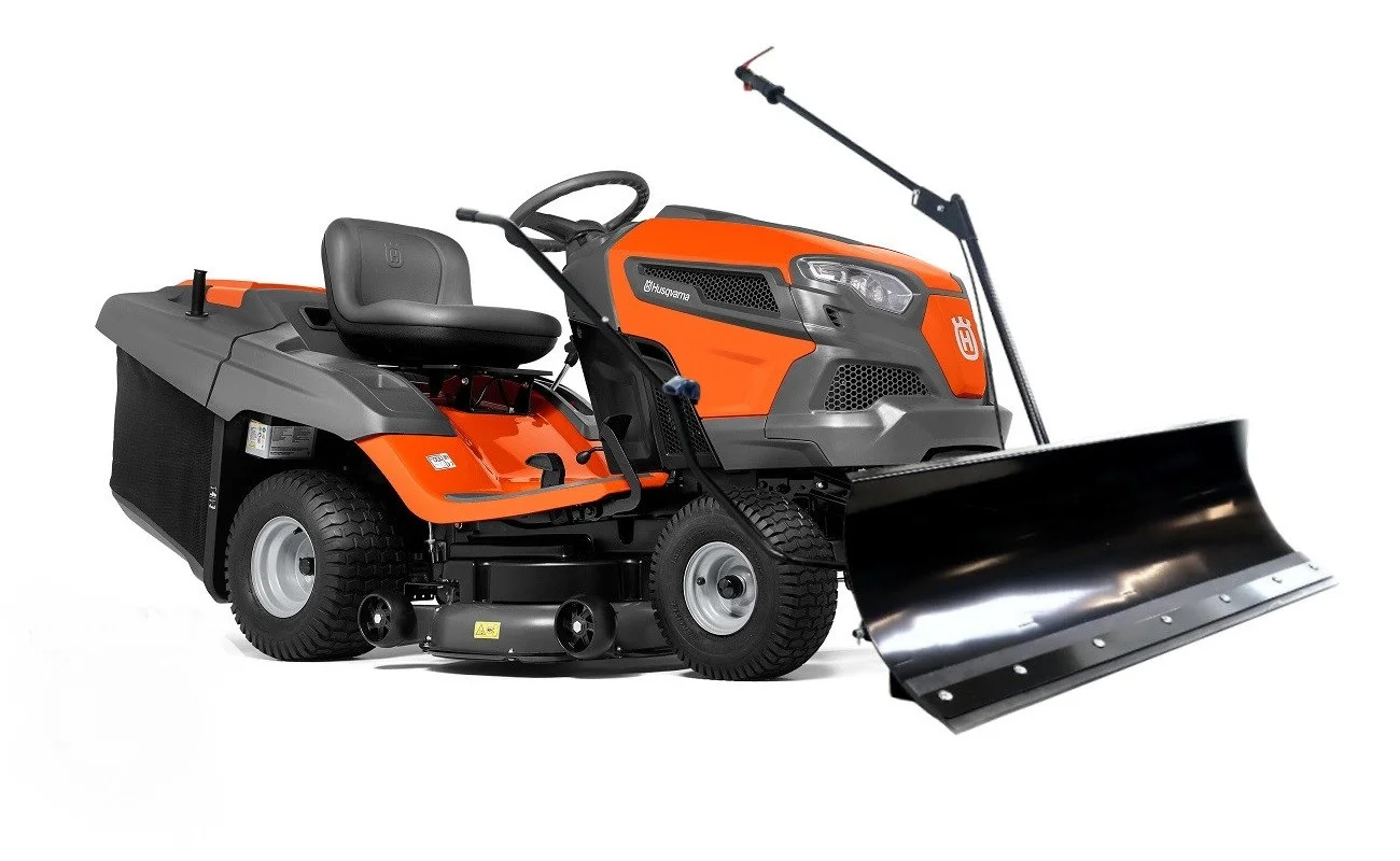 a-3.webp HUSQVARNA TC 242 T mit Schneeschild 120Plus & Gartentraktoren Anhänger 275 - Image 1