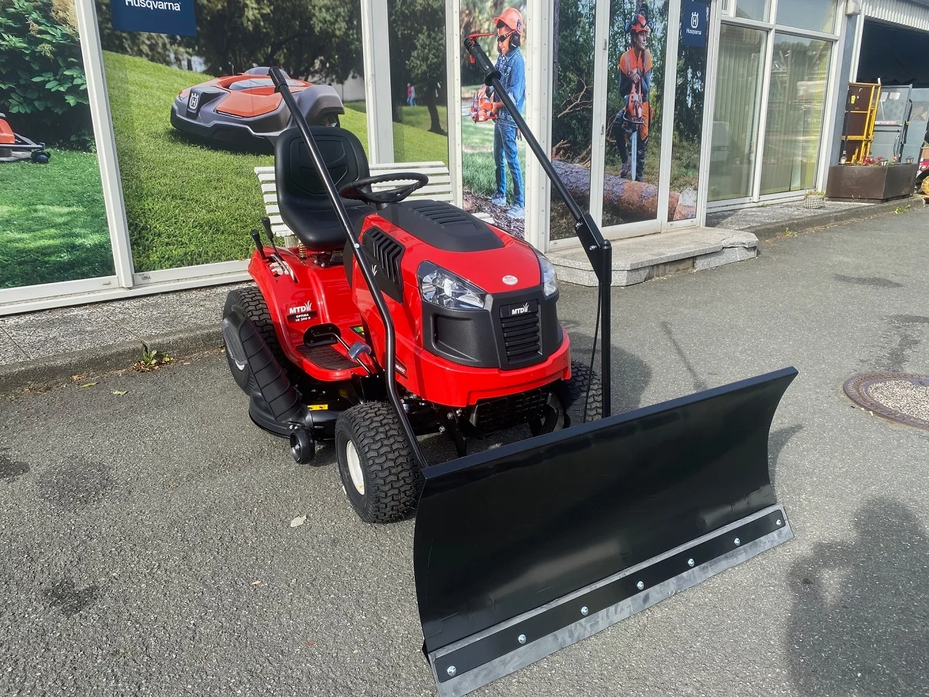 a-7.webp MTD Rasentraktor OPTIMA LG 200 H mit Schneeschild 120 Plus - Image 1