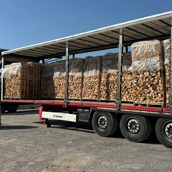 brennholz-lkw_f55f73bf-759b-4787-a535-74861b937241-1.jpg Volle LKW-Ladung Buchenbrennholz (48 Ster) – 50 cm Scheite – H1 G1 Qualität - Image 1